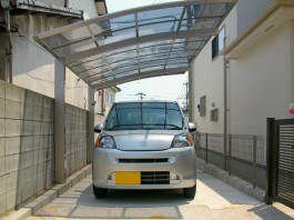 福岡県福岡市城南区の車庫にカーポートを施工した例。引き込み型の敷地にカーポート。