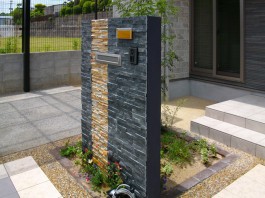 福岡県飯塚市の自然石を贅沢に使用した美しい門柱、門廻り、エクステリア外構工事。