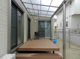 ウッドデッキ+テラス屋根は、洗濯物干し場・お子様の遊ぶスペース等様々な活用方法が。