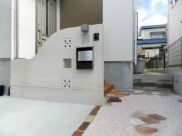 福岡県春日市の外構エクステリア工事です。特に門柱（玄関前の壁）のデザインにこだわりました。