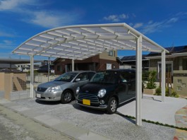 福岡県筑紫野市のS様邸です。車5台分の車庫と、2台分のカーポート屋根を施工しました。