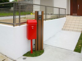 福岡県糸島市の外構です。ポールを並べて門柱にしました。赤いポストが可愛いですね。