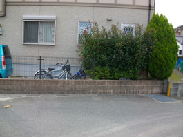 福岡県福岡市南区の車庫リフォーム（引戸＋門柱＋カーポート）外構工事前。