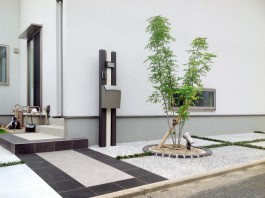 福岡県宗像市の白と黒のタイルでデザインしたおしゃれな玄関アプローチ。