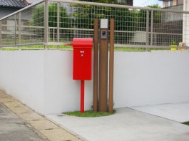 福岡県糸島市の外構です。ポールを並べて門柱にしました。赤いポストが可愛いですね。