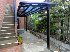 福岡県福岡市南区のアパートにて、駐輪場の屋根としてサイクルポートを施工しました。