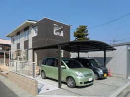 福岡県飯塚市の戸建新築外構工事です。車庫にカーポートとガレージを施工しました。