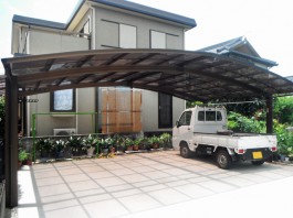 福岡県小郡市の駐車場リフォーム工事です。車庫に3台用の大きなカーポートを取り付け。