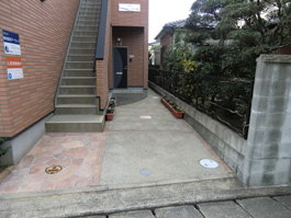 福岡県福岡市南区のアパートにて、駐輪場の屋根としてサイクルポートを施工しました。