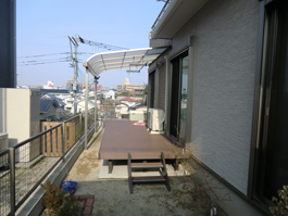 福岡県福岡市南区のお庭を工事しました。デッキの上のテラス屋根をガーデンルームに取り替えました。