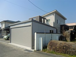 福岡県飯塚市の戸建新築外構工事です。車庫にカーポートとガレージを施工しました。