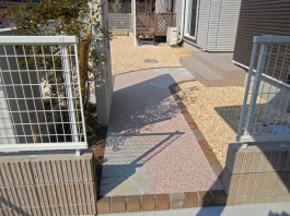 福岡県飯塚市の戸建新築外構工事です。重なりあった門柱と曲がりくねったアプローチの写真です。
