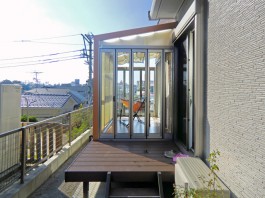 福岡県福岡市南区のお庭を工事しました。デッキの上のテラス屋根をガーデンルームに取り替えました。