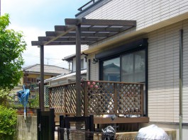 福岡県筑紫郡那珂川町の庭リフォーム工事。パーゴラ屋根とウッドデッキと天然石貼り。