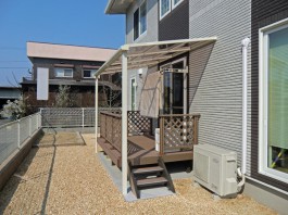 福岡県飯塚市の戸建新築外構工事です。お庭にはテラス屋根とウッドデッキを施工。