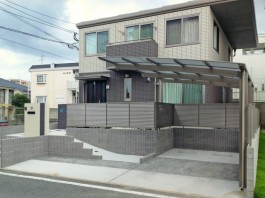 福岡県春日市の戸建新築外構工事。車庫、カーポート、目隠しフェンスを取り付け。