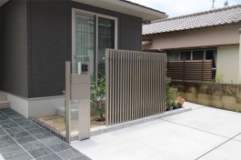 シンプルなデザインの門柱とフェンス