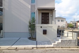 福岡県福岡市　Ｍ様邸　アプローチ施工例、白をベースにしたデザインです！
