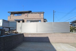 福岡県糟屋郡 N様邸 目隠しフェンス施工例、十字路から見えないようにフェンスを施工。