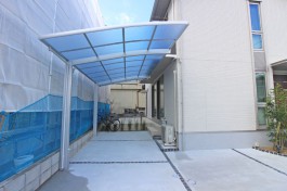 福岡県福岡市　Ｍ様邸　カーポート施工例、後にはタイルテラスの寛ぎ空間！